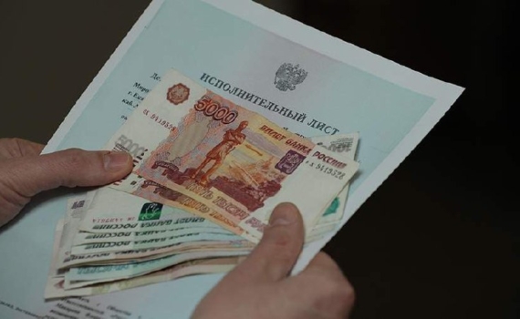 В Татарстане алиментщик заплатил алименты, чтобы забрать новую жену из роддома