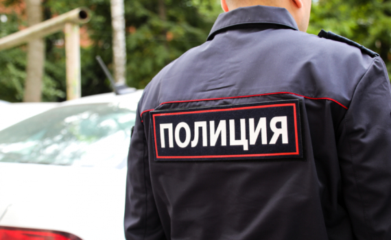 В Сочи мужчина застрелил женщину в магазине после наезда на витрину