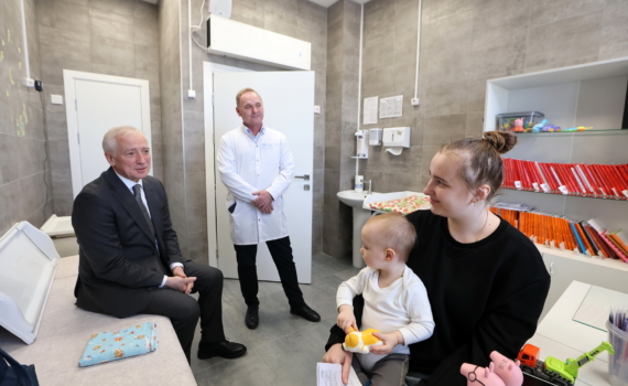 Губернатор Владимир Мазур проверил работу новой амбулатории в томском микрорайоне Радонежский Губернатор Владимир Мазур проверил работу новой амбулатории в томском микрорайоне Радонежский